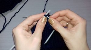 МК Мужская шапка с подворотом вязанная спицами резинкой 2х2. 3-й способ закрытия макушки