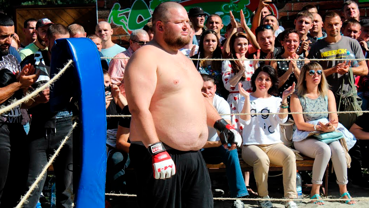 ТОЛСТЫЙ ВОИН против Уличного Боксера. смотреть онлайн