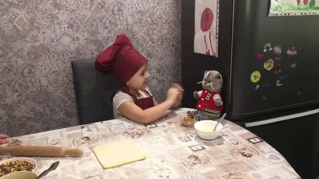 Басик помогает готовить штрудель? смотреть онлайн