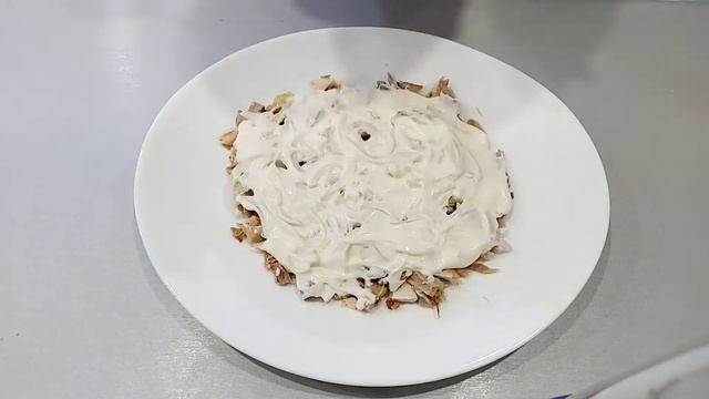 Простой слоёный салат с курицей и маринованным луком. смотреть онлайн