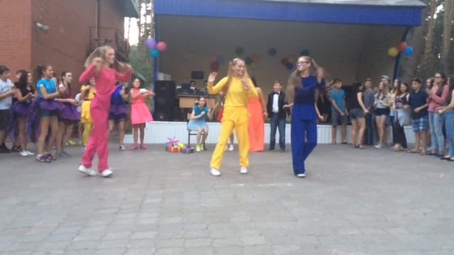 НЕВОСПИТАННЫЙ ВОСПИТАТЕЛЬ - Танец именинникам смотреть онлайн