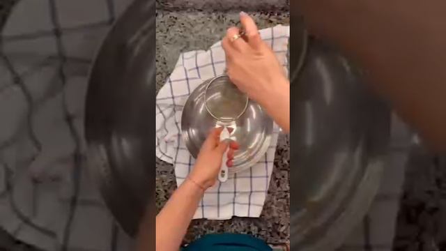 Закрепляем сито в большой миске.