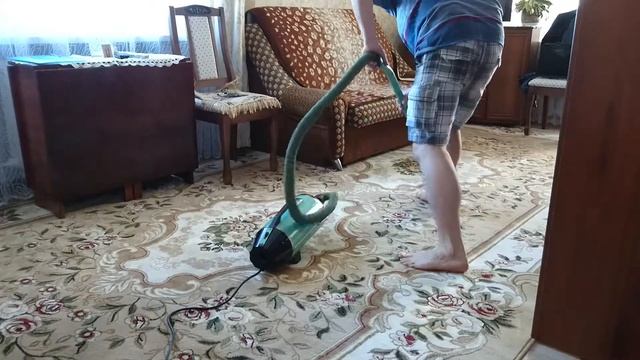 Уборка квартиры с помощью пылесоса "Ракета-7" 1970 года выпуска. смотреть онлайн