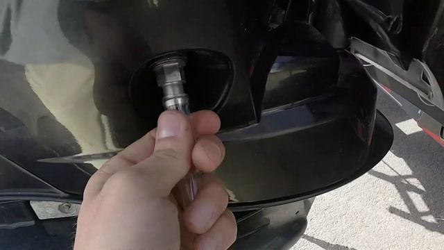 How to change the oil in your 4 stroke - Mercury 150 hp 1 year maintenance part 1 смотреть онлайн