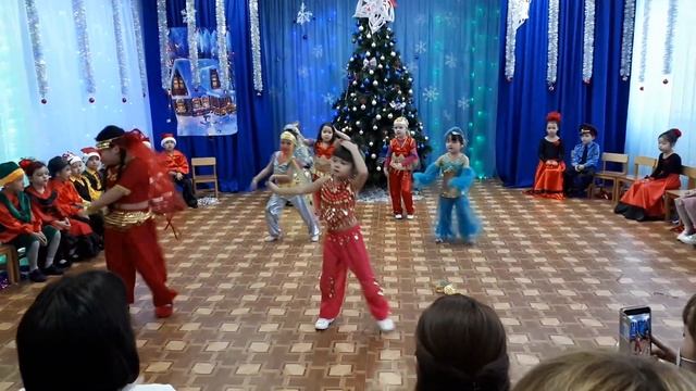 Восточный танец в детском саду Малыш. Сафарова Аружан смотреть онлайн