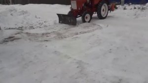 Уборка снега трактором Т 25.mp4