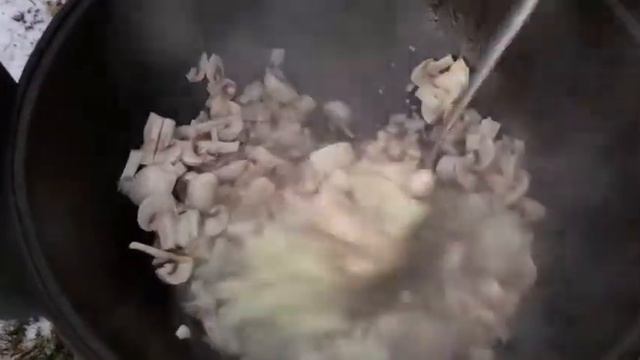 Мясо с картошкой и грибами в казане на костре | Понятно без слов смотреть онлайн