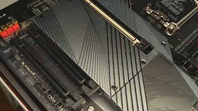 GIGABYTE Z690 AORUS Elite DDR4 Motherboard Unboxing & Breakdown смотреть онлайн