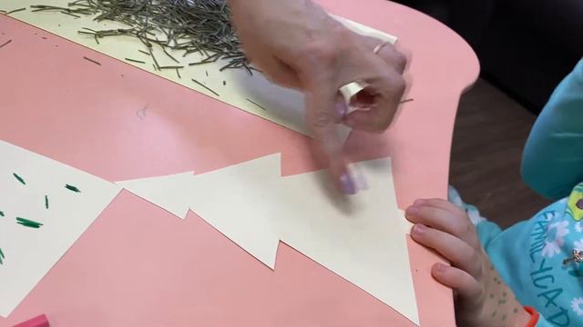 Рукоделие - делаем маленькую елочку из иголок ели и наряжаем | Милена Лайф смотреть онлайн