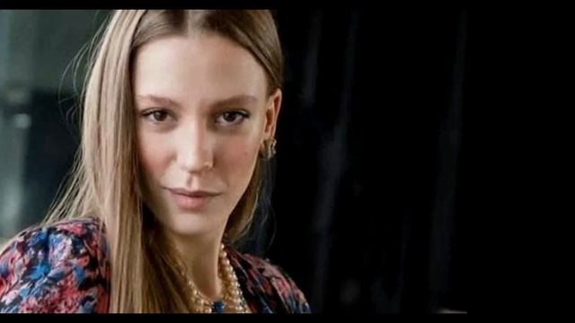 Hande Kerem's ex-girlfriend Serenay met live in the charity campaign. смотреть онлайн