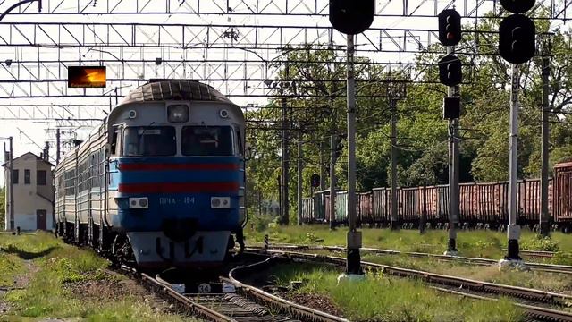 Прибытие дизель-поезда ДР1А-184/220 на станцию Киверцы смотреть онлайн