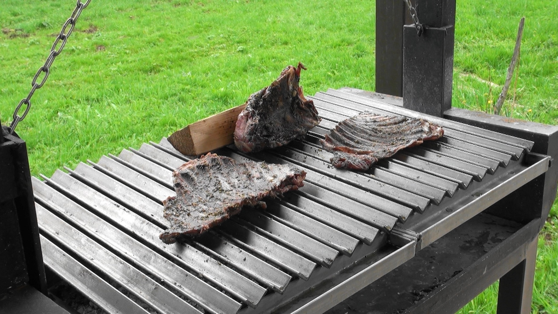 Баранина по патагонски на аргентинском гриле.