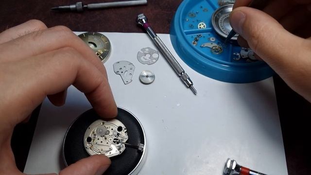 Ремонт часов ориент,осколки стекла попали в механизм. смотреть онлайн