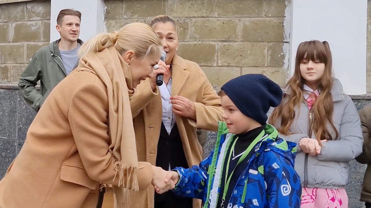 Значки ГТО ученикам школы № 1950 вручает мастер спорта Анастасия Гребенкина | Классные новости