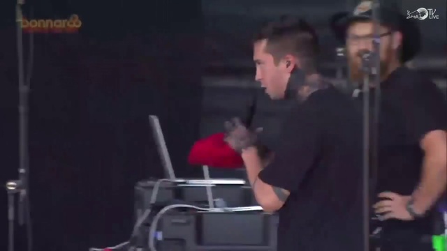 Twenty One Pilots - Stressed Out + Fairly Local + Holding On To You (live) смотреть онлайн