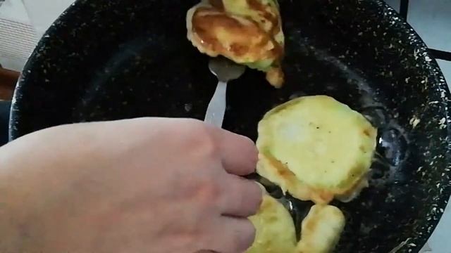 Кабачки в кляре с соусом. Жареные на сковороде./ Courgettes in batter with sauce. Pan fried. смотреть онлайн