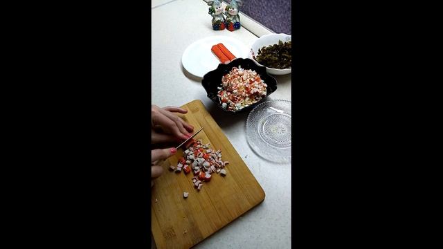 Салат из морской капусты, яиц и крабовых палочек смотреть онлайн
