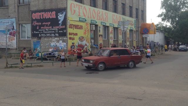 Канские мальчишки обливают водой машины на Иван Купала, 7 июля 2016 г. смотреть онлайн