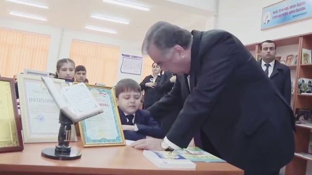 Президент Таджикистана Э.Рахмон Обещает отправить школьника на лечение смотреть онлайн