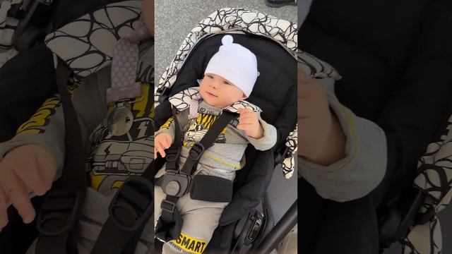 В младенца вселился артист по имени Аввууу, Малыш в образе! Карапузик развлекает родителей смотреть онлайн