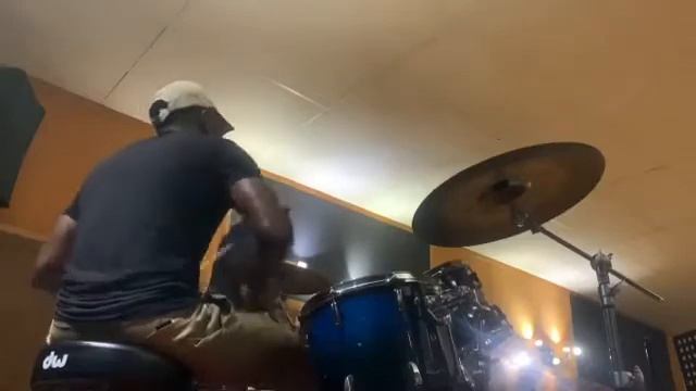 Thierry Caps ft Manu Swing , Imengo Manasse ( FeeIing Ya KisanoIa ) смотреть онлайн