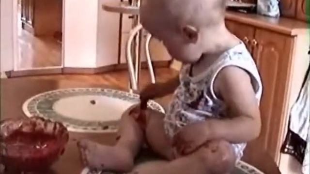 Уля ест землянику.mp4 смотреть онлайн