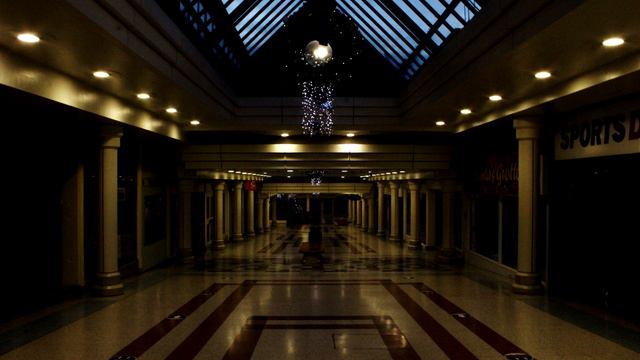 The Caretaker - It's just a burning memory (playing in an empty shopping centre) смотреть онлайн