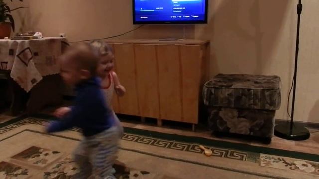 Первые поцелуйчики...))) смотреть онлайн