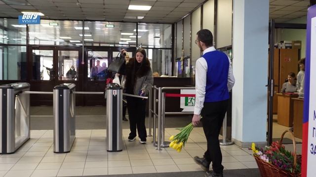 Мужчины ВВГУ поздравили прекрасную половину университета с 8 Марта смотреть онлайн