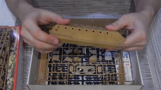 Распаковка коробки ICM Panther Ausf D 1/35 (Пантера Д) смотреть онлайн