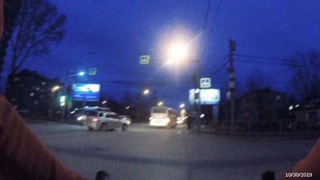 Вело vs авто. Ноябрьский, предзимний, скользкий. смотреть онлайн