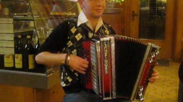 Zvizgam in grem von Zoran Lupinc, gespielt von Franz Pircher смотреть онлайн