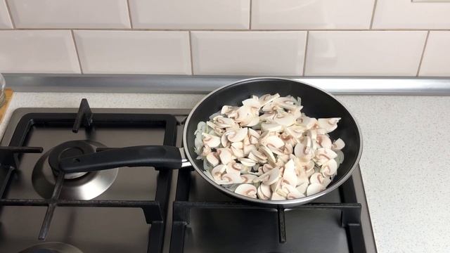 Мясо в духовке с помидором сыром грибами ? Как запечь МЯСО в ДУХОВКЕ с помидорами, грибами, сыром смотреть онлайн