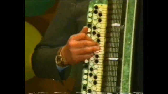 Поет Марина Дегтярева, 1990г, 100 лет Бярийинской школе смотреть онлайн