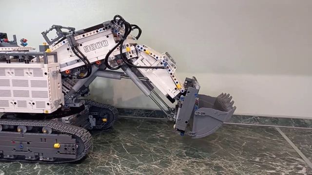 Склееный Lego Technic Liebherr R9800, Как расклеить? #Обзор #Lego42100 #42100 #LegoTechnic #lego