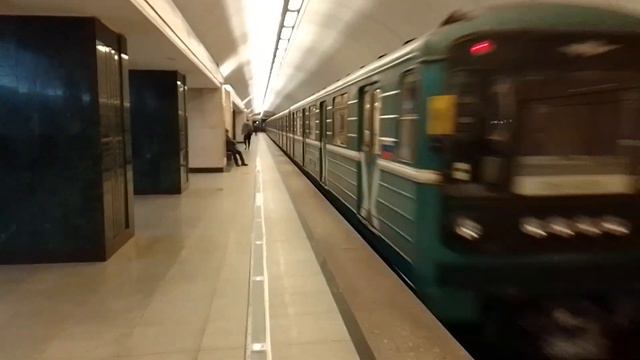 Электропоезда 81-717.5М/714.5М "Номерной" на станции метро Трубная,Люблинско-Дмитровская линия. смотреть онлайн