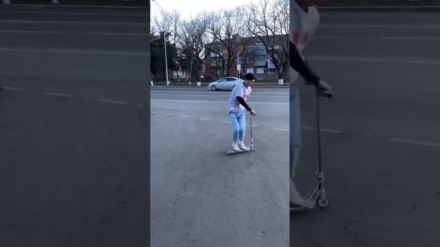 Брай флэт? #самокаттрюки #самокат #сновымгодом #трюкинасамокате смотреть онлайн