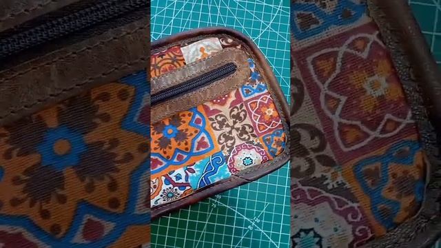 В работе маленькая сумочка из двух цветов кожи. смотреть онлайн