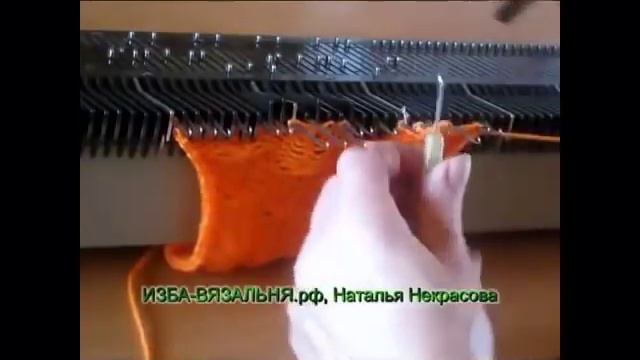 Очень простой узор машинного вязания на основе перевитий. №46