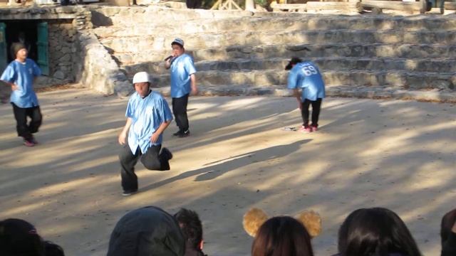 Выступление b-boys в Корейской Фольклорной Деревне смотреть онлайн