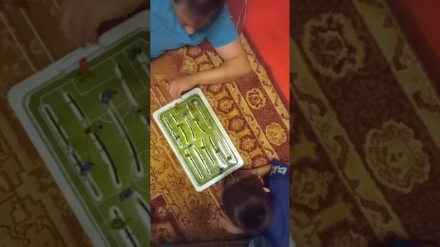играем в настольный футбол с папой смотреть онлайн