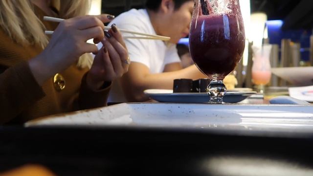 РОМАНТИЧЕСКИЙ УЖИН В РЕСТОРАНЕ / РИСУЕМ ПЛАКАТ / МНОГО ЕДЫ / Niky Sarang смотреть онлайн