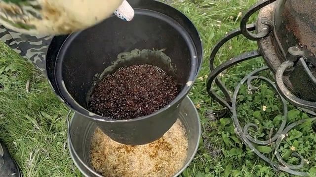 Перетопка пчелиного воска из старых сот и языков. смотреть онлайн