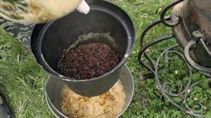 Перетопка пчелиного воска из старых сот и языков.