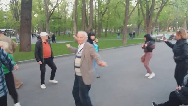 Харьков, танцы в саду; "Семь-сорок" смотреть онлайн