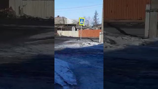 Коммунальные службы вывозят снег не за город, а на одну из улиц города смотреть онлайн