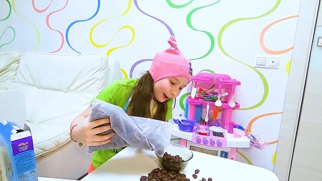 Аринка КАК МАМА, а Кристинка как малышка. Играем в дочки-матери смотреть онлайн