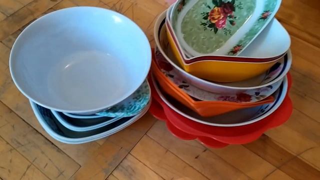 Привезла горы посуды и постельного белья 1/4 смотреть онлайн