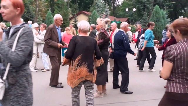 ПУСТЬ ПРИДУМАННАЯ ТЫ НОЧИ СТРАННИЦА! ТАНЦЫ В ПАРКЕ ГОРЬКОГО ХАРЬКОВ смотреть онлайн