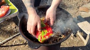 Мясо кабана тушёное с овощами в казане на костре